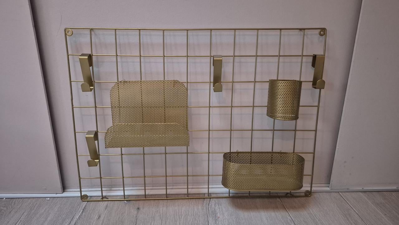 Gouden metalen rasterbord met accessoires messing