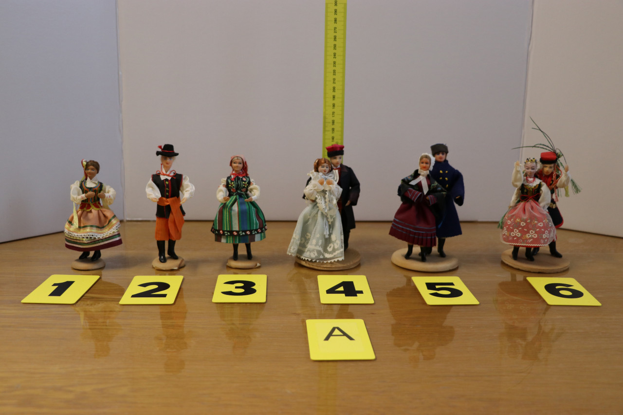Klederdracht poppen uit Polen 13 cm: A.1 t/m 3 : 1 persoon €.5,00 p.stuk.
