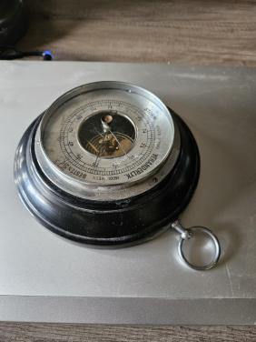 Groot antiek rond barometer van hout en geslepen glas