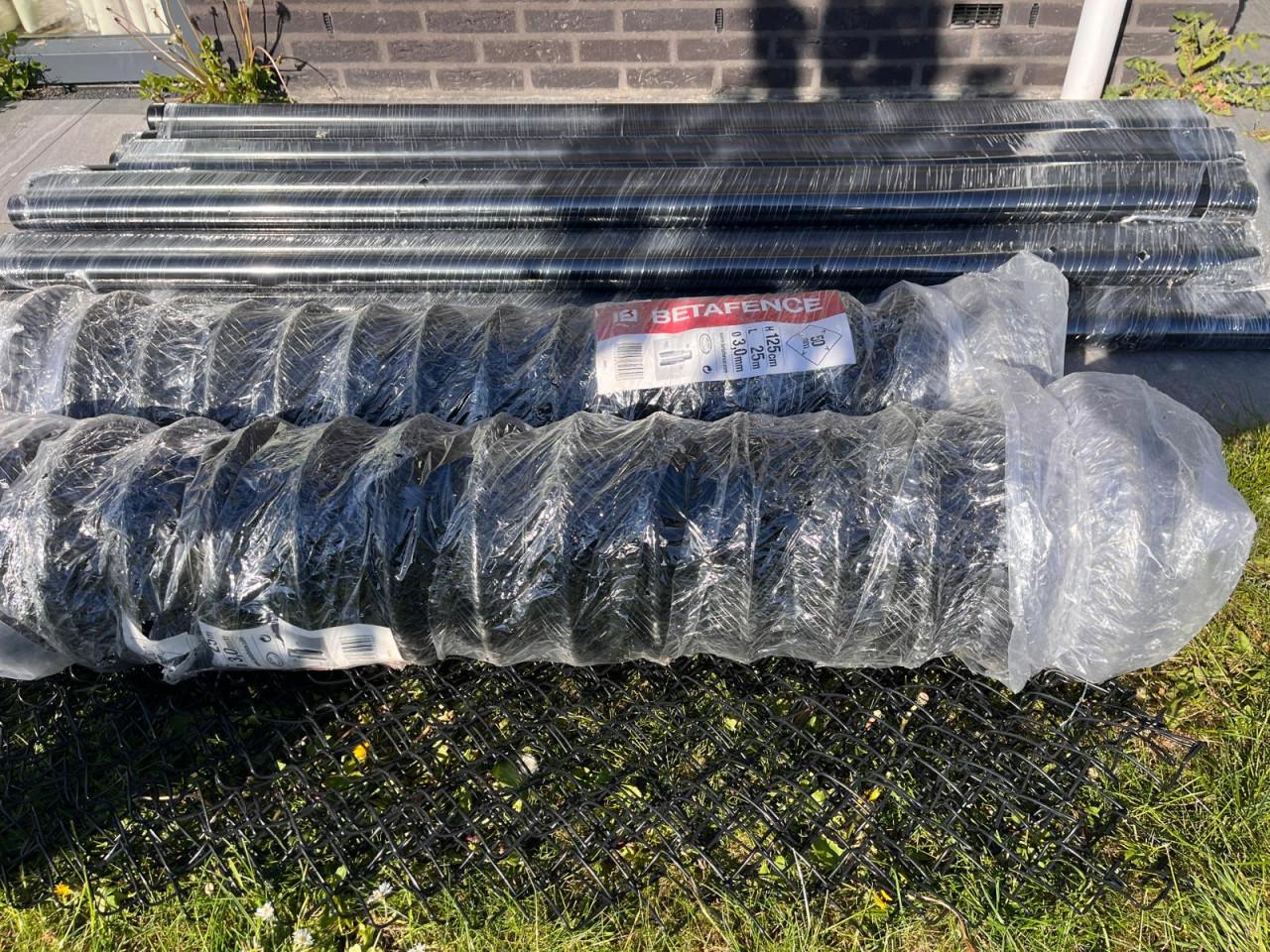 Ruim 50 meter draadhek inclusief palen, in fabrieksverpakking