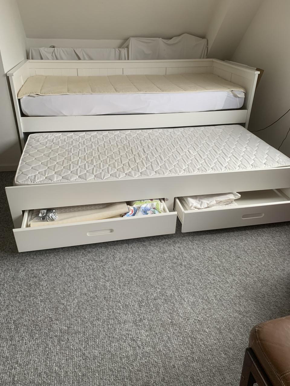 Te koop eenpersoonsbed met uitschuifbaar onderbed.