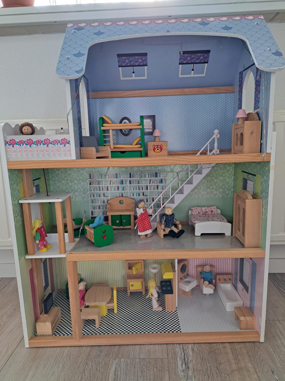 Poppenhuis met toebehoren