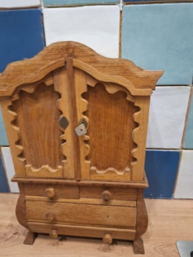 Klein houten kastje