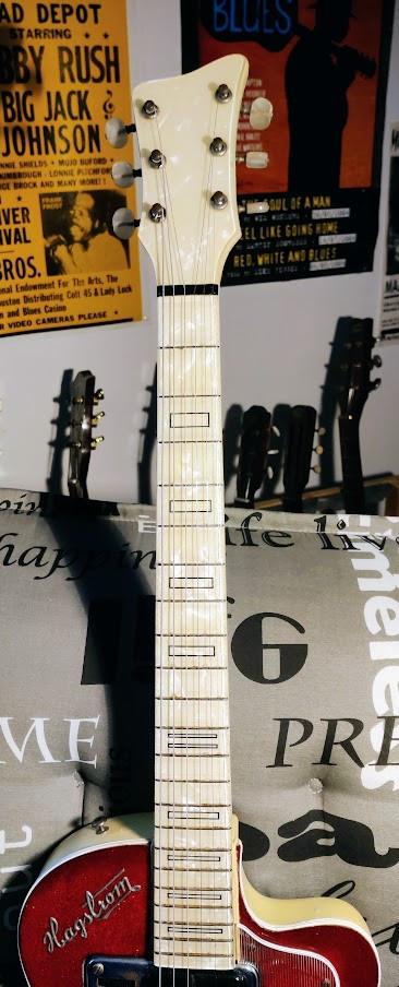 Real vintage Hagstrum De Luxe , eigenzinnig en hard to find.