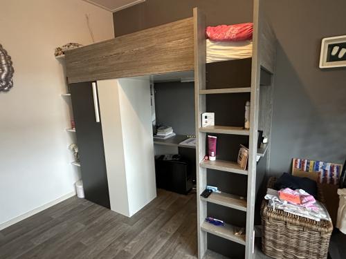 Hoogslaper met bureau