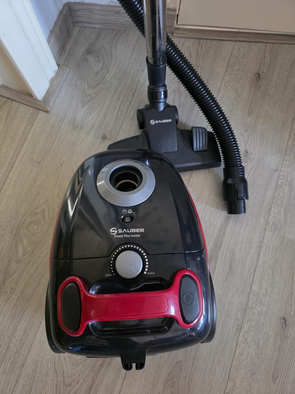 In zeer goed staat en goed werkend stofz. merk SAUBER-220V-800W-compleet