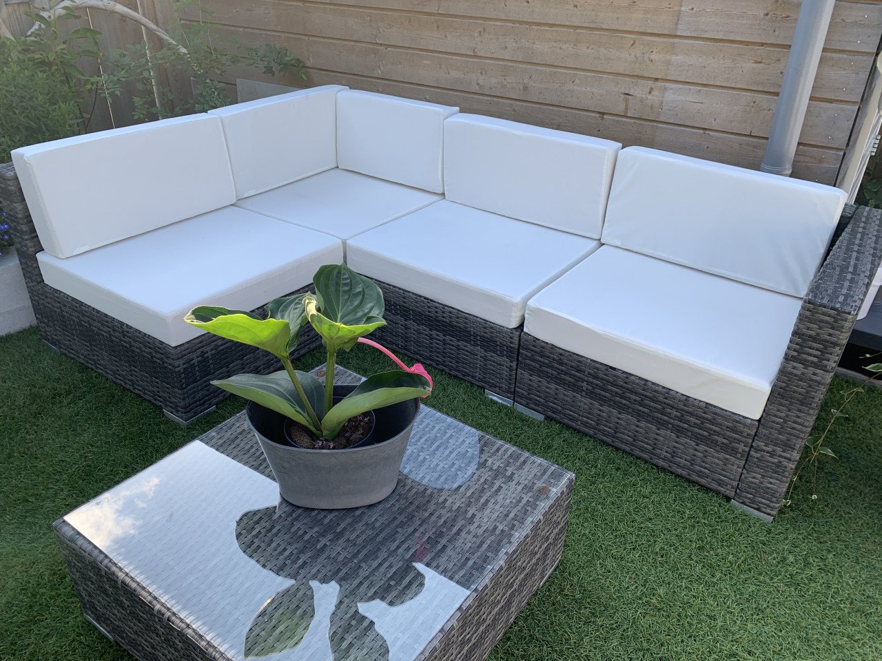 Loungeset Wicker grijs zwart, plus tafel en glasplaat.
