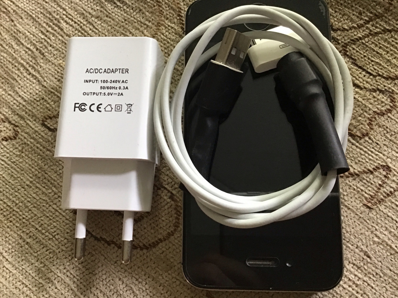 Ouder type iPhone 4s  met lader en kabel