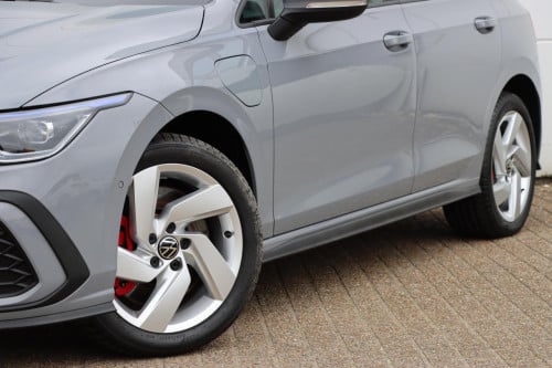 Set originele VW Golf 8 Richmond velgen met Bridgestone Turanza banden
