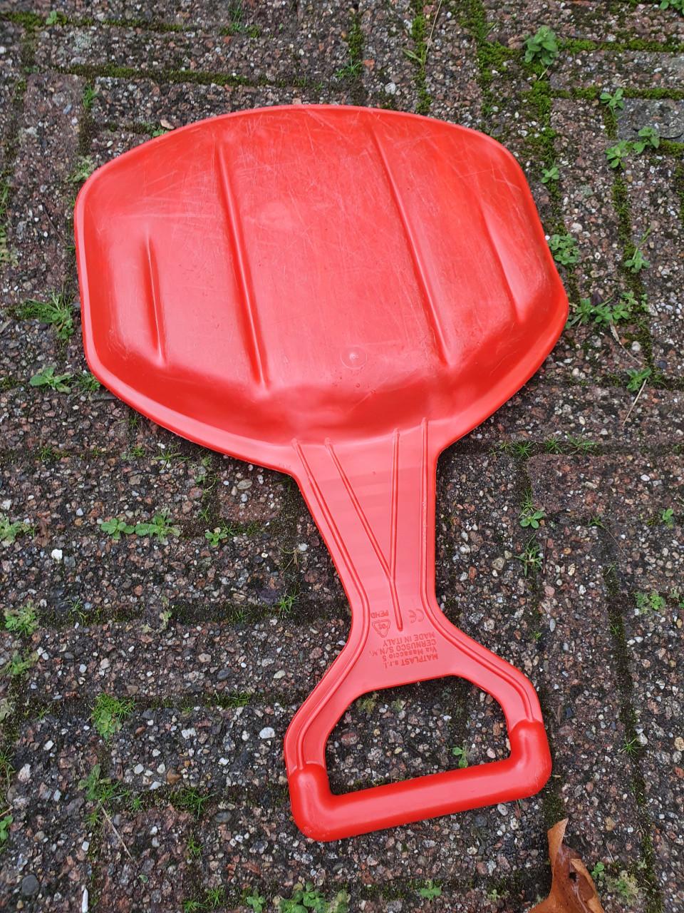 Kunststof slee met handvat