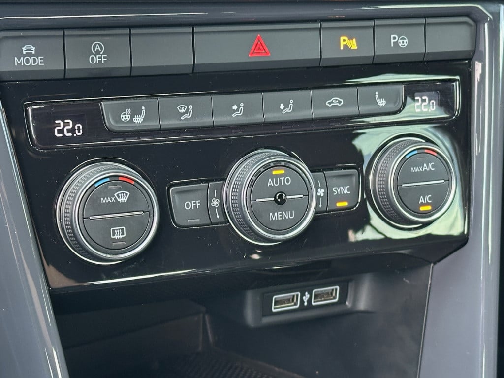 Volkswagen T-roc 1.5 tsi 150pk sport | led | dode hoek | trekhaak | carplay