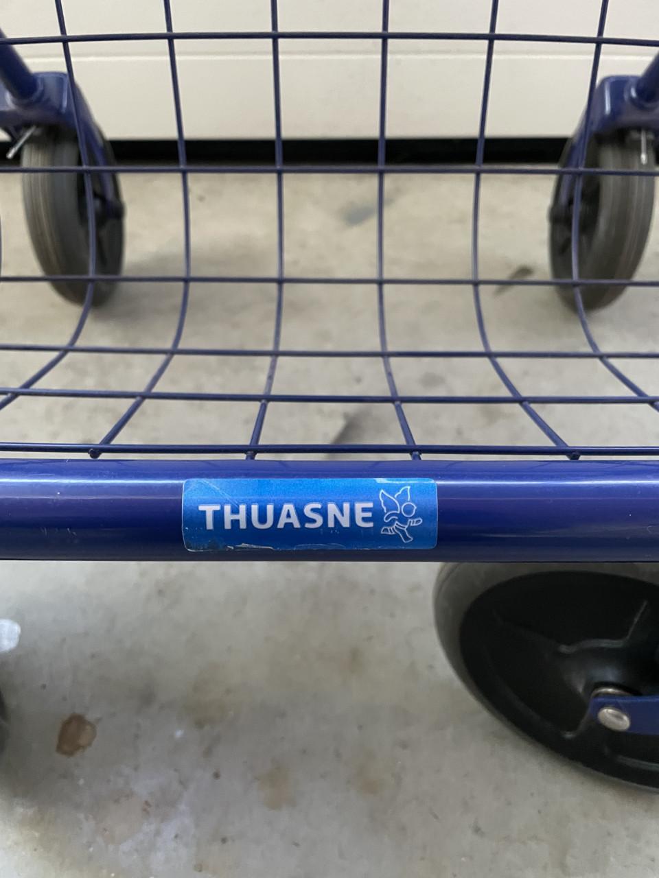 Te koop opvouwbare rollator met dienblad en mandje.