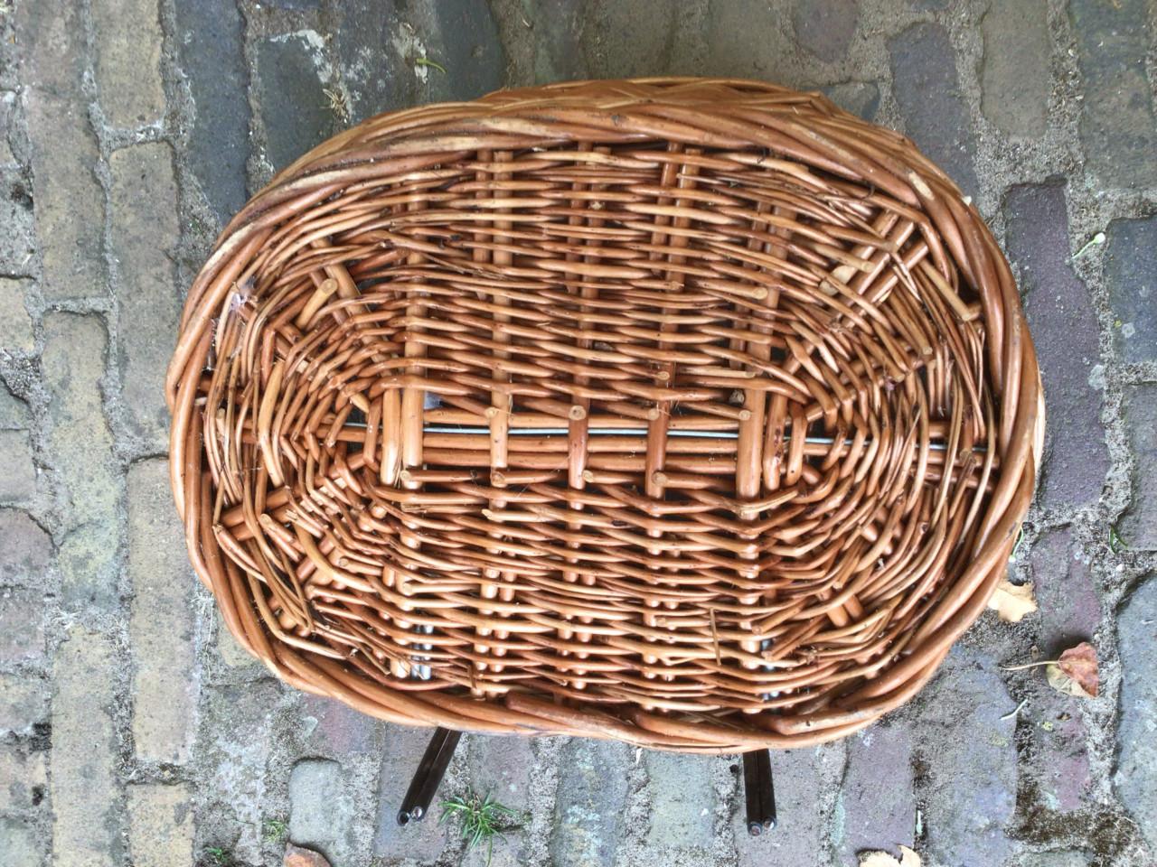 Rieten fietsmand voor voor op de fiets