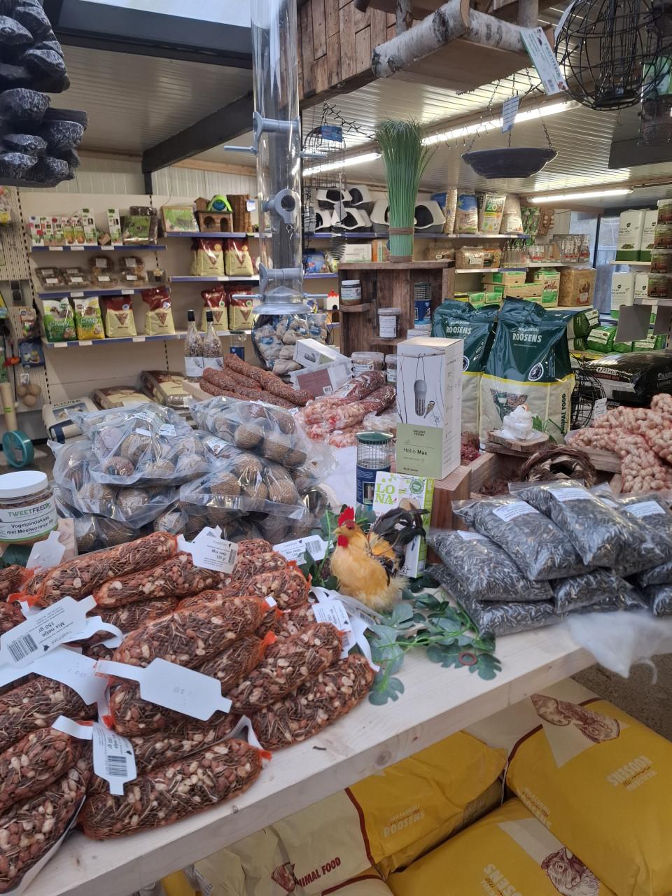 Ruime keuze uit allerlei wintervoer voor de buitenvogels