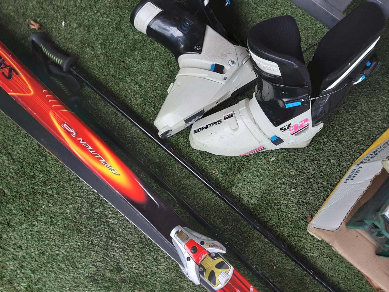 Skischoenen  Skies  en stokken schoenen  mt 44