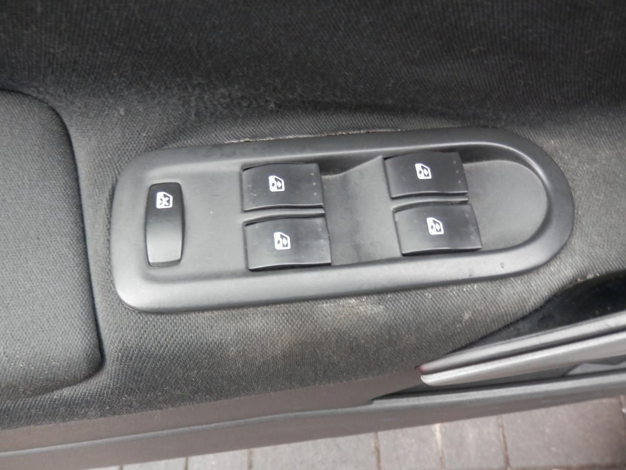 Auto Garant Biedt Aan: Renault Megane 1.6 Cabrio Privilegé