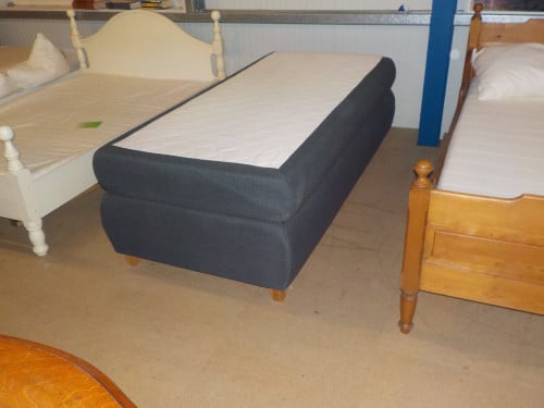 Boxspring 95 x 200 cm met matras in zeer  goede staat