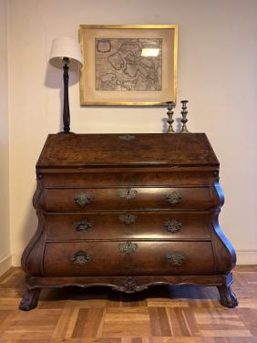 Dubbel gebogen oud Hollands 18e eeuws notenhouten klepbureau