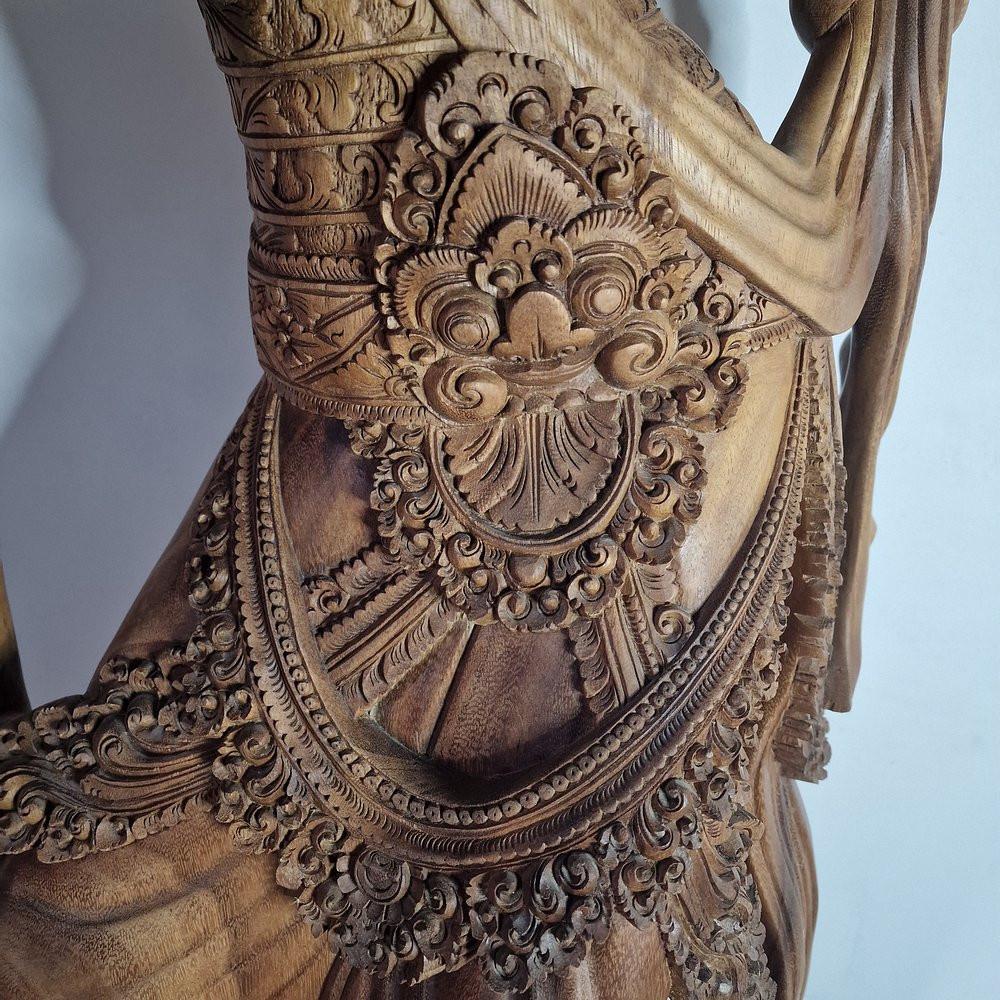 Massief houten beeld uit Bali met prachtig verfijnd houtsnijwerk