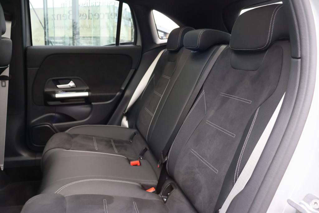 Mercedes-Benz Gla-klasse 180 amg line i 2025 i panorama dak i manufaktur al