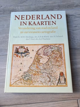 Nederland in kaarten , verandering van stad en land in vier eeuwen cartogra