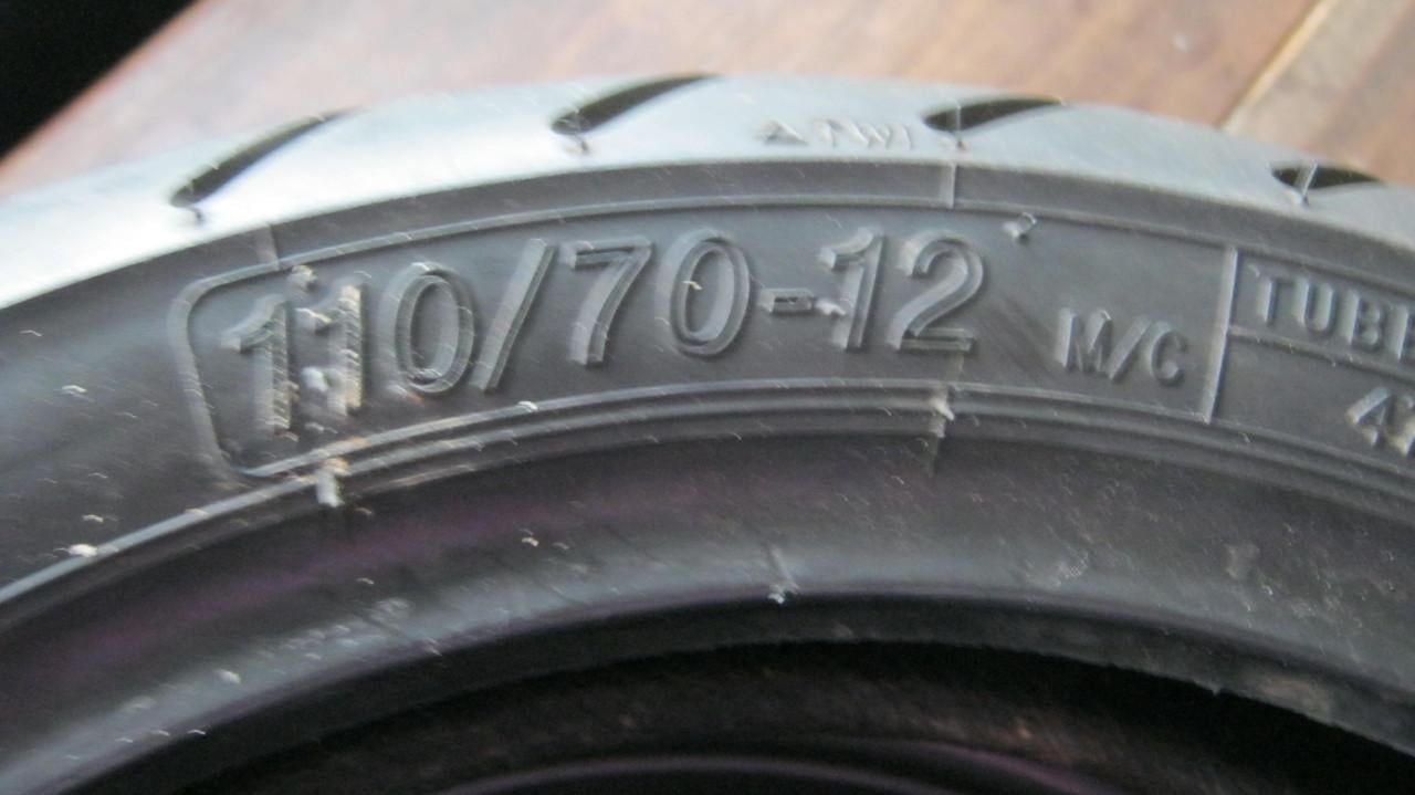 Nieuw 2x banden vespa sprint voor 50 euro