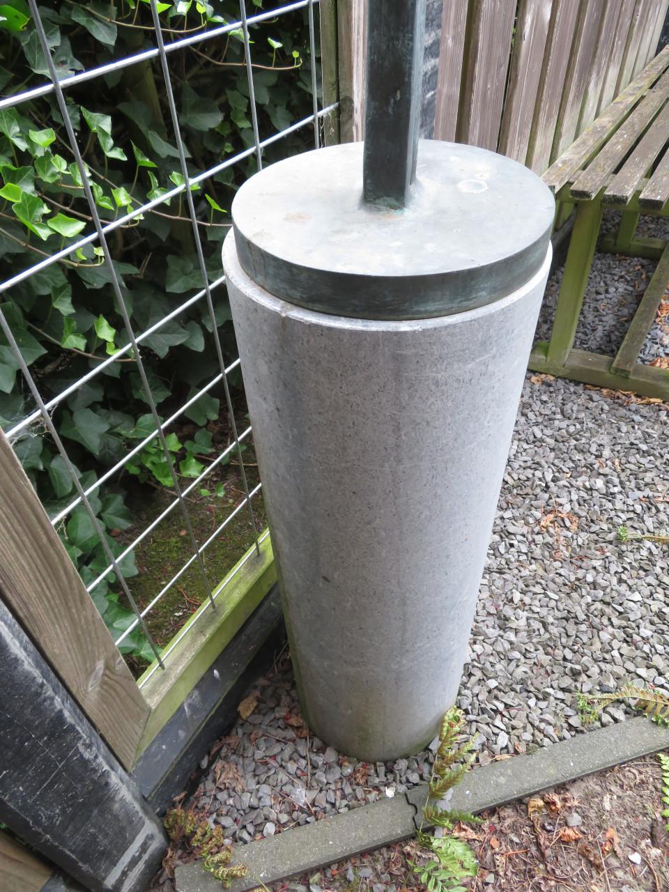 Bronzen beeld op granieten sokkel