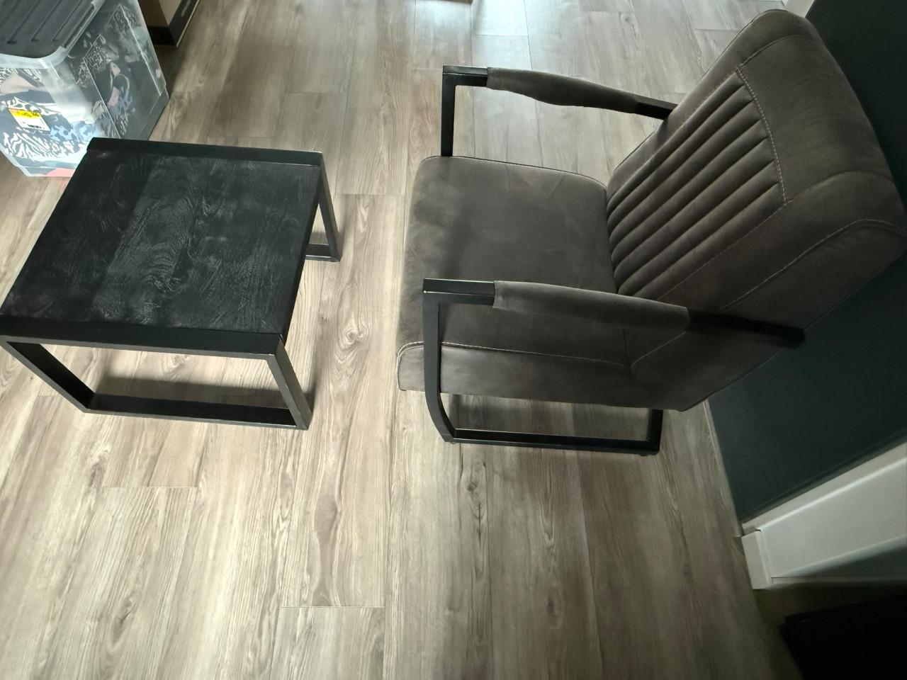 Fauteuil en salontafel in perfecte staat!