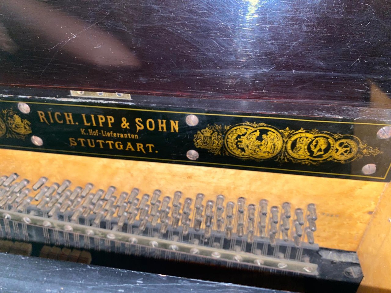 Antieke piano 1875 | Uniek verzamelstuk met medaillons