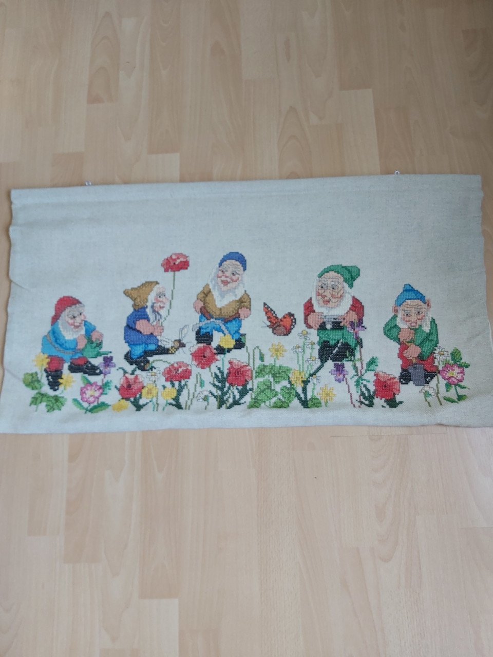 2 wandkleden; geborduurd.
