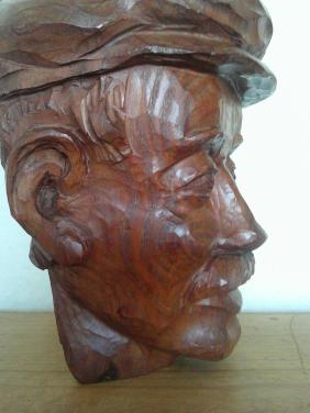 HOUTSNIJWERK ,BOERENMAN MET PET,1962 MET MONOGRAM