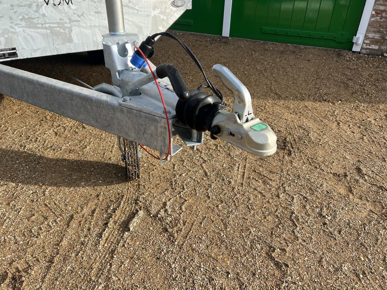 Nieuwe plateau wagens met kenteken