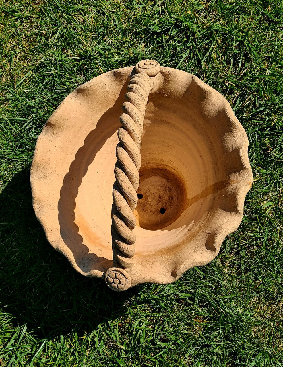 Mooie terracotta bloempot in de vorm van een mand