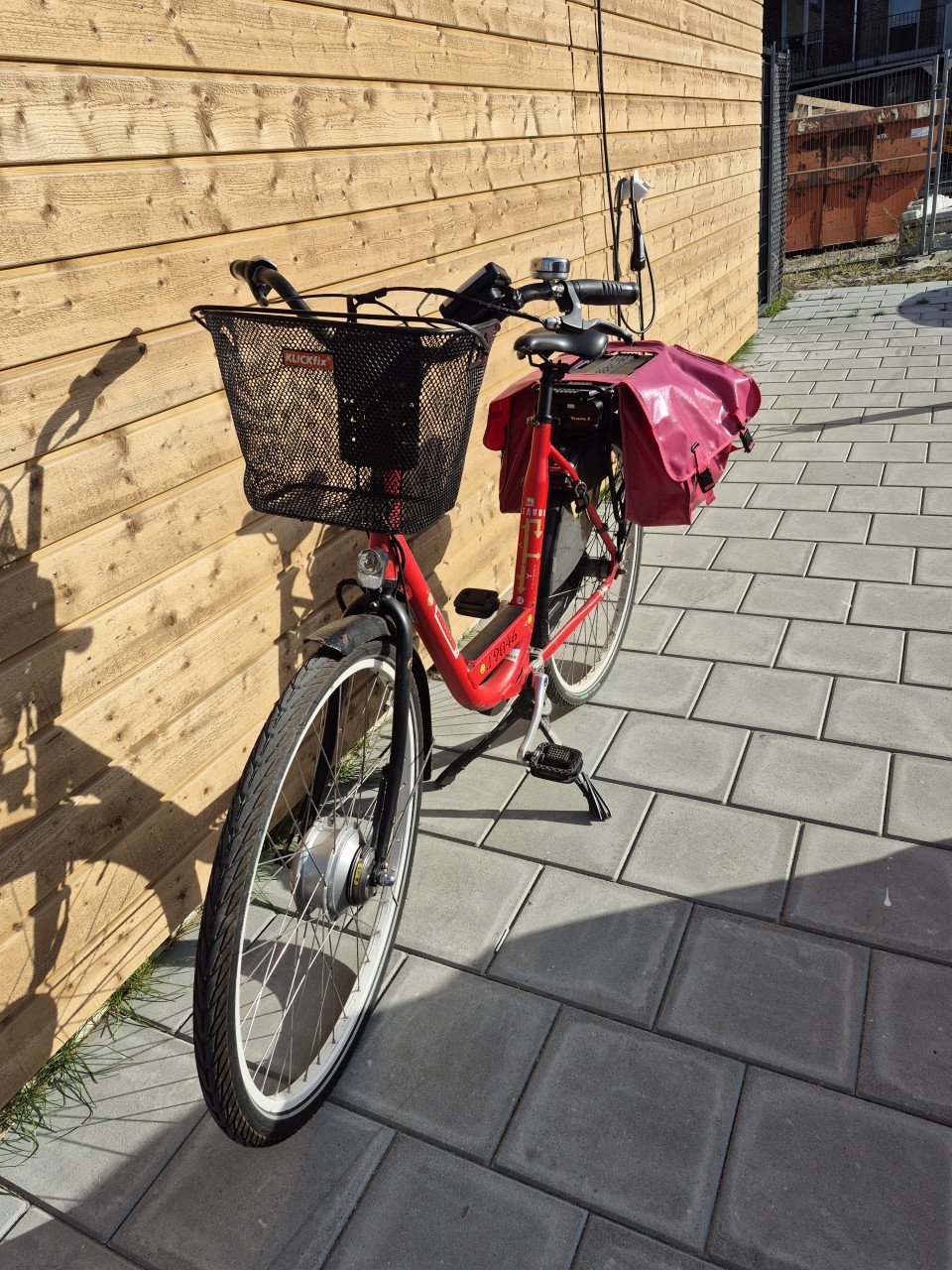 Fijne Elektrische damesfiets met fietstassen! E-bike