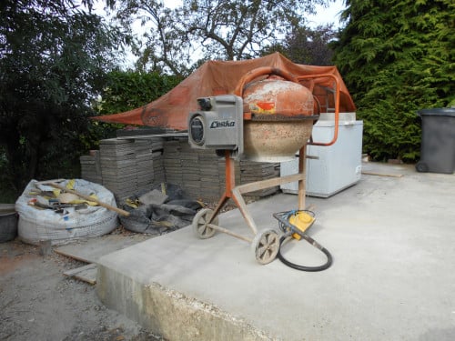 Betonmixer met betontrilnaald