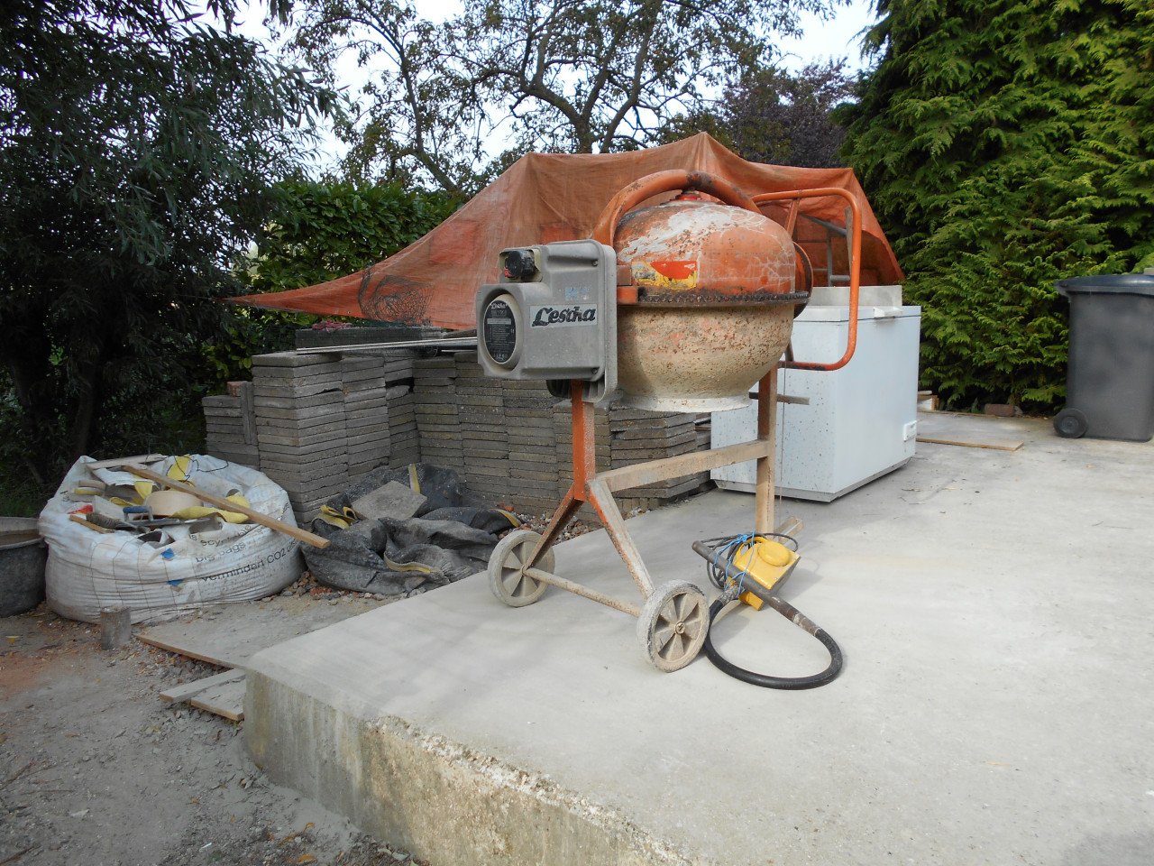 Betonmixer met betontrilnaald