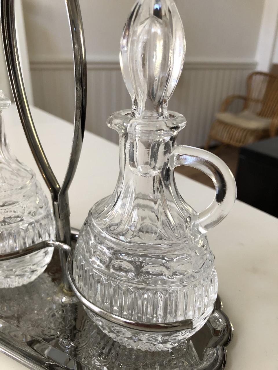 Mooi brocante olie / azijn stelletje in metalen houdertje