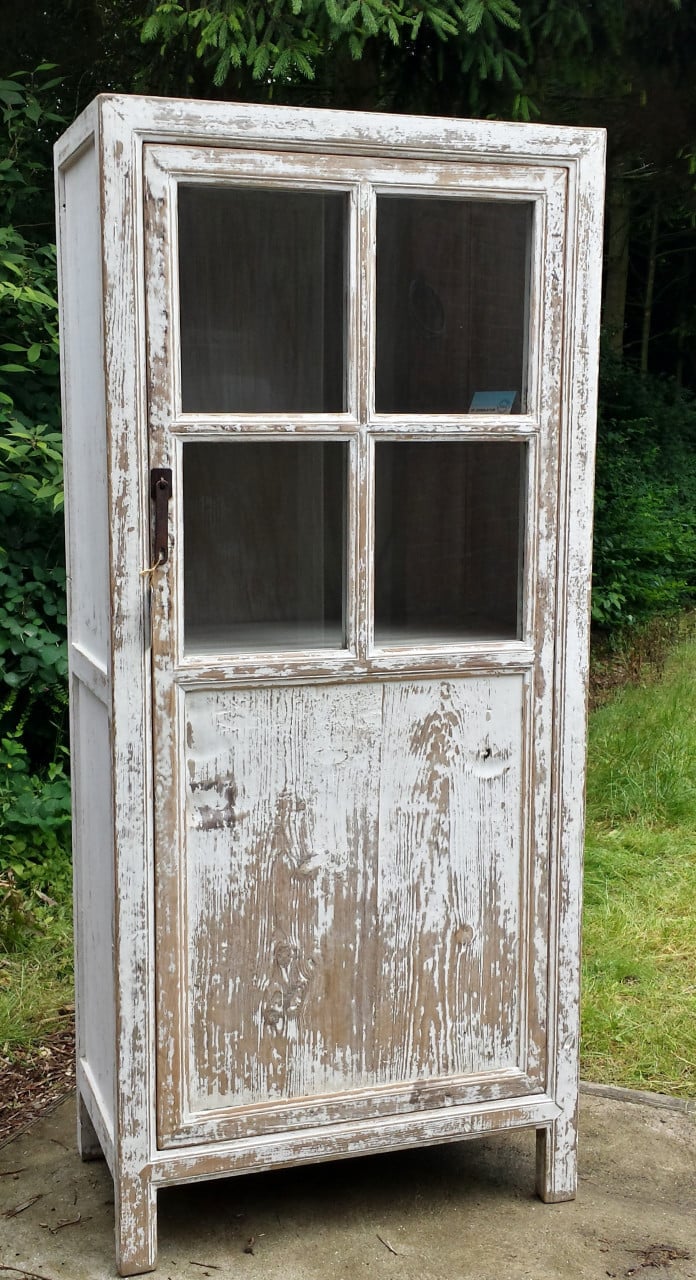 MOOIE KAST MET VEEL OPBERGRUIMTE