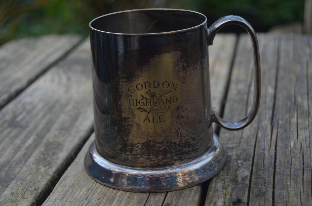 Gordon Highland Ale + nog 1 tinnen bierpullen glazen bodem