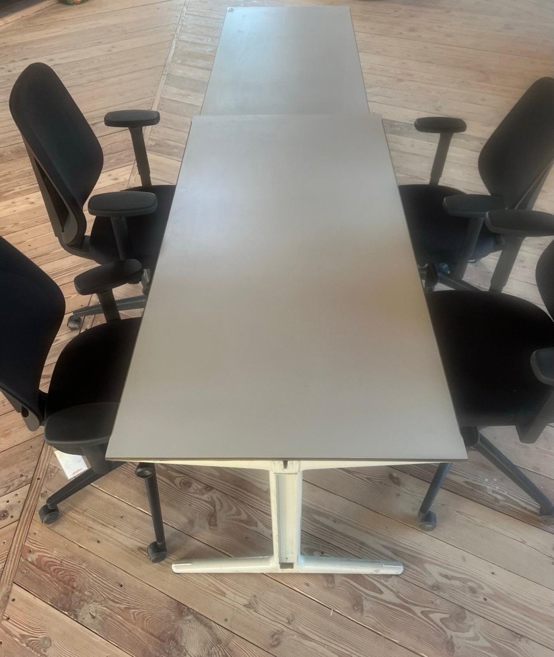 Partij bureaustoelen (Giroflex) en bureaus (Ahrend)