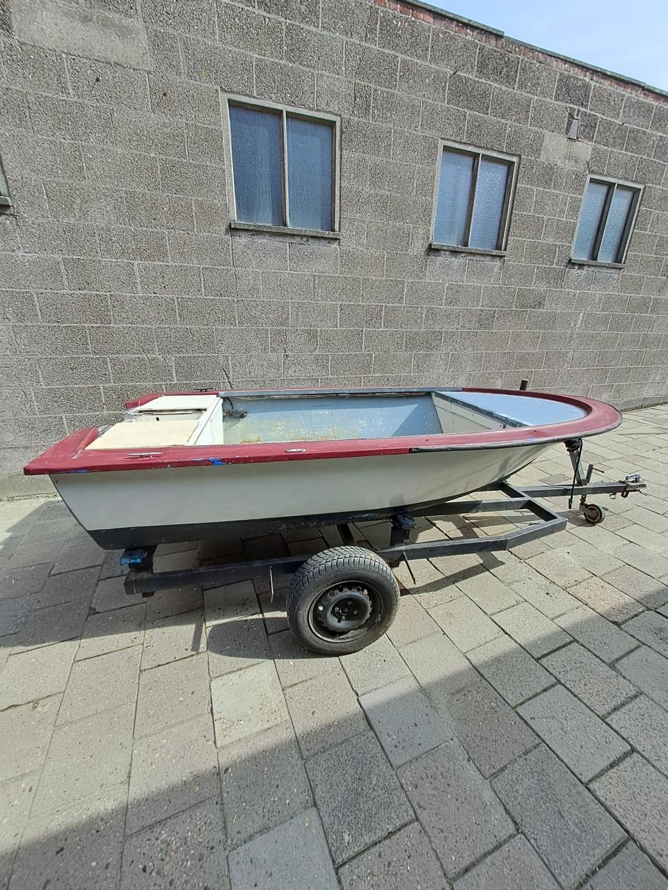 Polyester bootje met trailer.