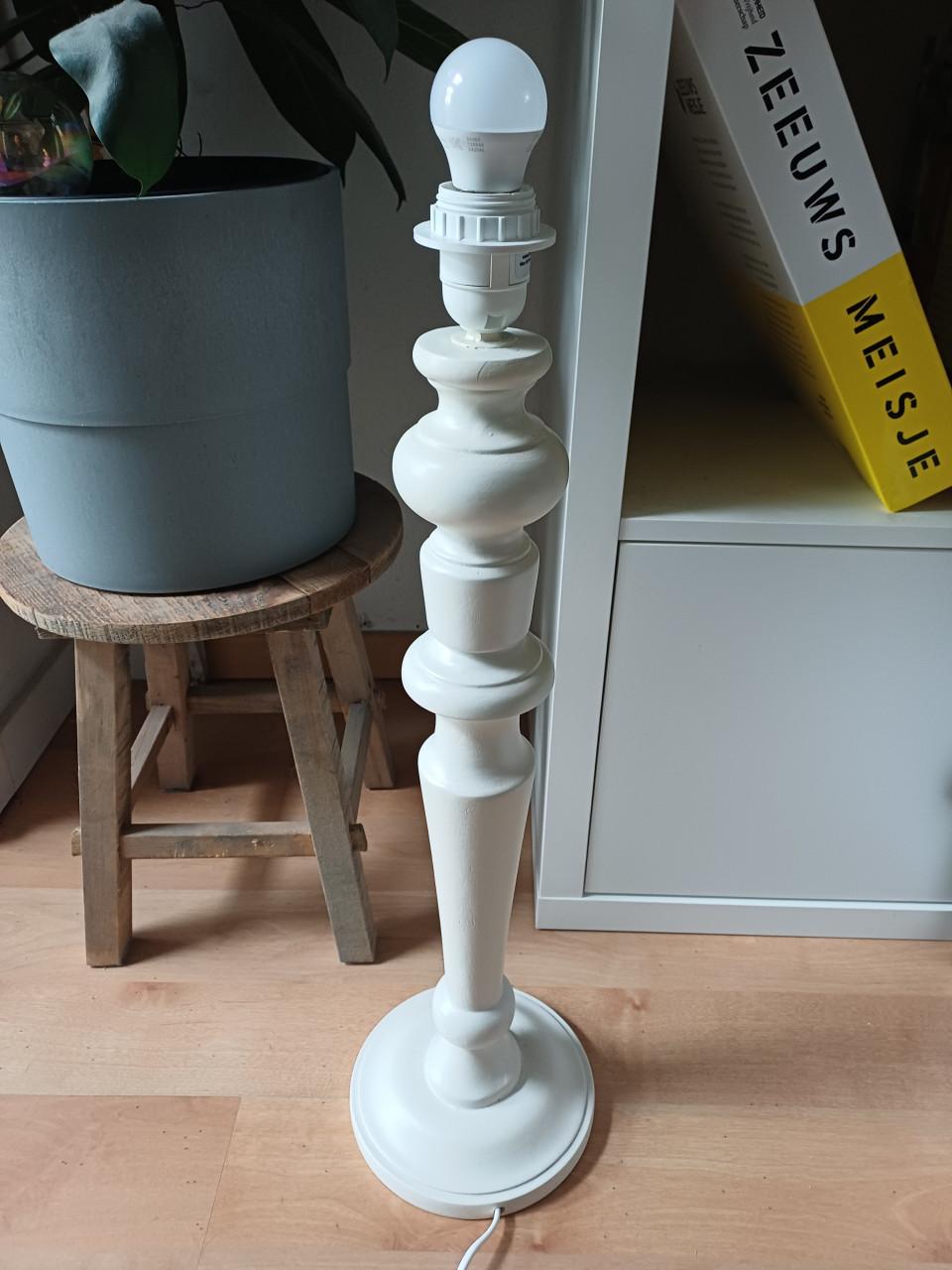 Supermooie hoge, landelijke TAFELLAMP met RIETEN kap!
