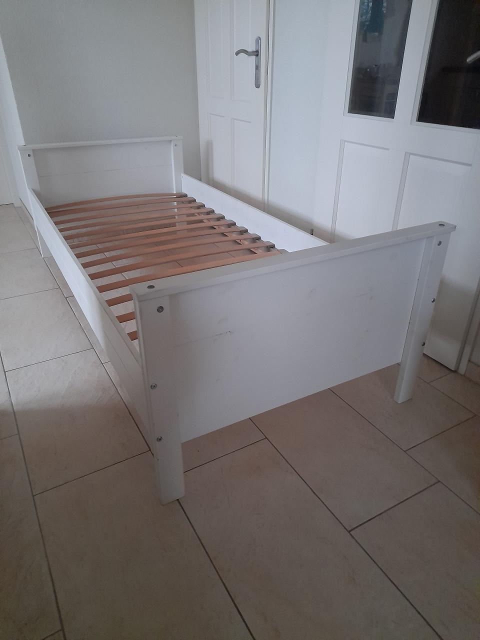 Wit massief houten bed 90 x 200 (in goede staat )