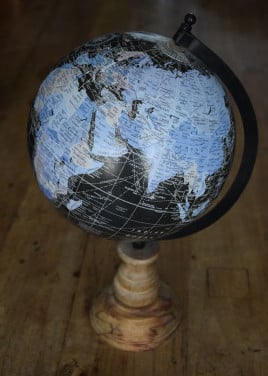 Wereldbol / Globe zwart met houten voet