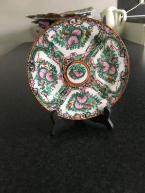 Mooi Chinees bordje in houder Diameter bordje: 17,5 cm.