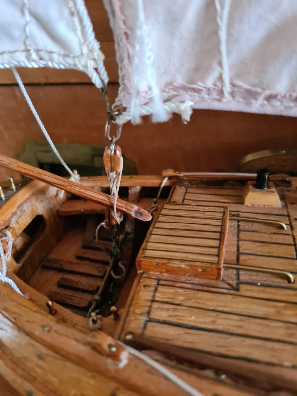 Dit is een houten model van een Nederlandse botter