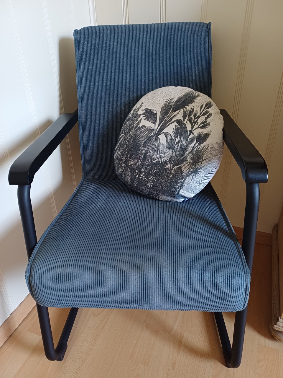 Supermooie WOOOD FAUTEUIL + HOCKER staalblauw, ribstof