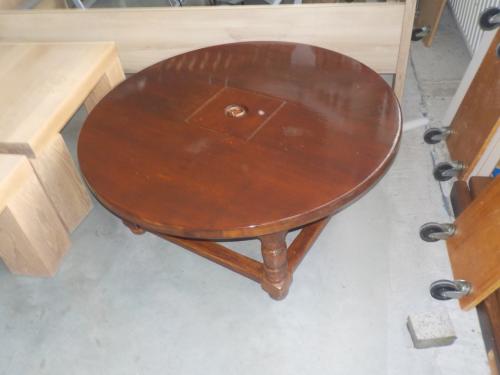 Geheel massieve salontafel diameter 100 cm met opbergruimte in het miden