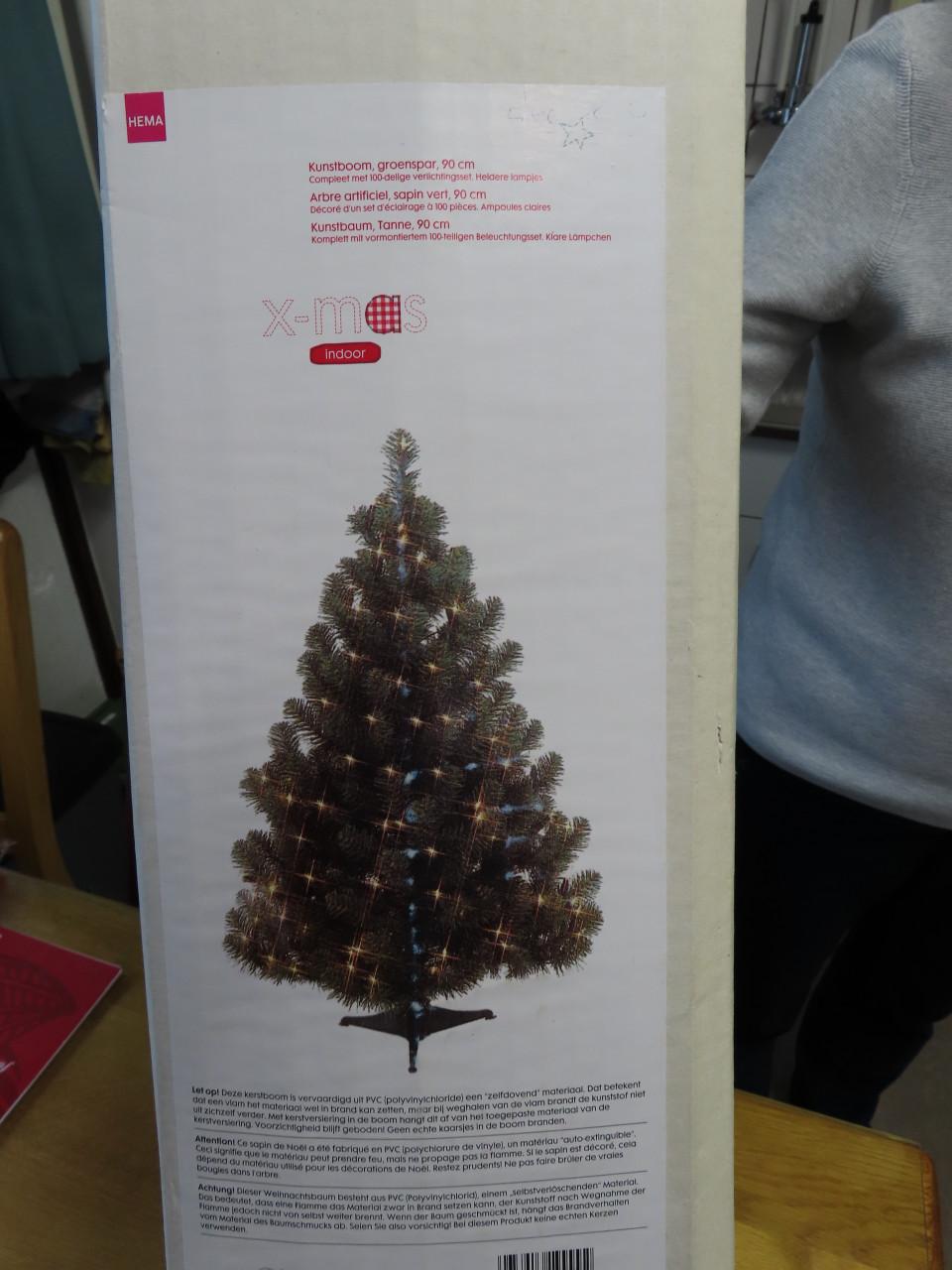 Kerstboom met 220V verlichting €.15,00 Kunstboom,  Groenspar, Hoog 90 cm