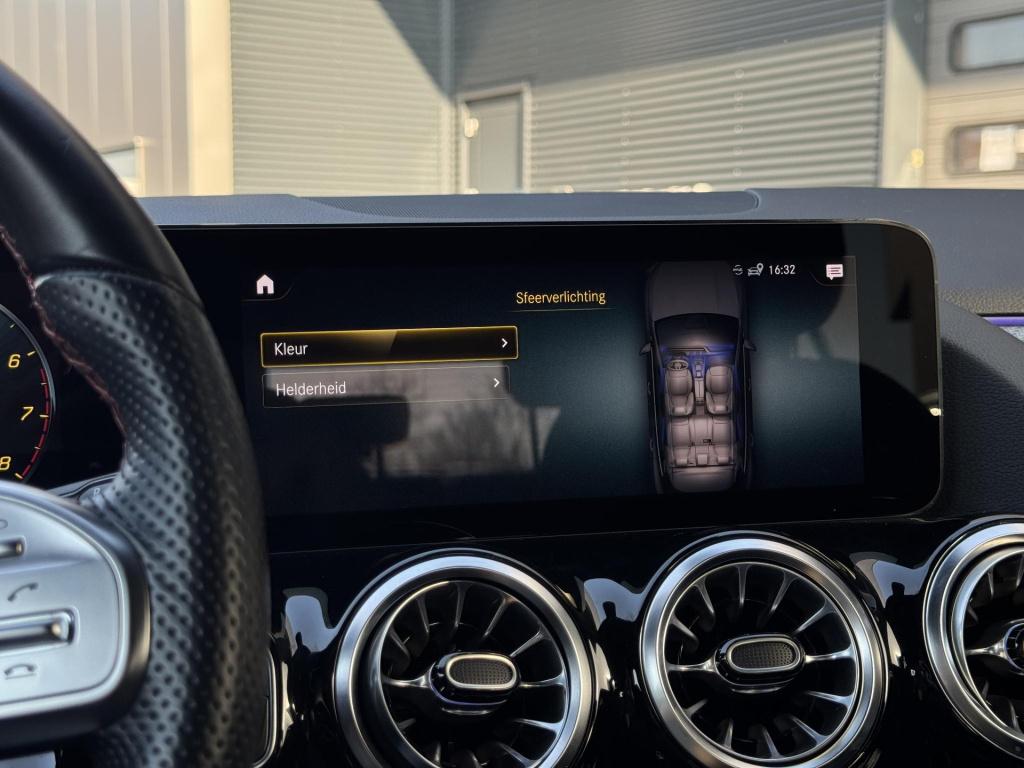 Mercedes-Benz Gla-klasse 180 amg line nl-auto, trekhaak afneembaar np. €60.